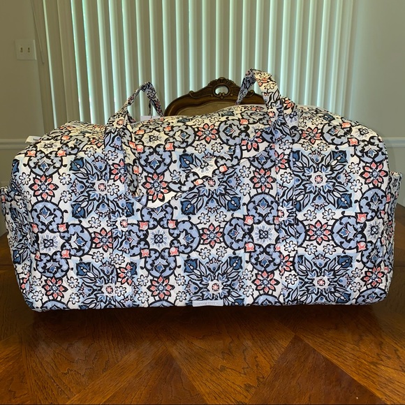 NWT Vera Bradley Large Duffel & Throw Blan…